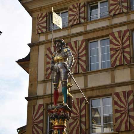 Place médiévale avec statue à Neuchâtel. Suisse